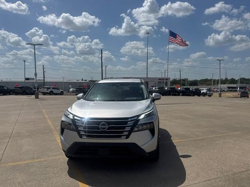 Certified 2025 Nissan Rogue SV FWD image 6