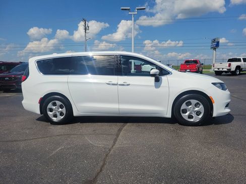 Used 2017 Chrysler Pacifica LX w/ Tire & Wheel Group FWD image 3