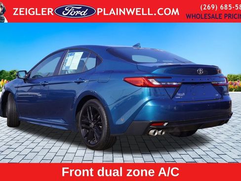 Used 2025 Toyota Camry SE image 3