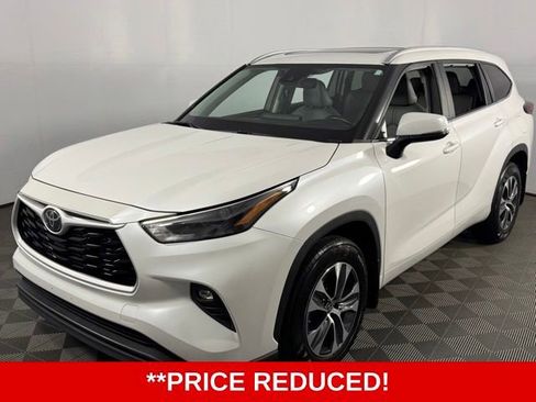 Used 2023 Toyota Highlander XLE FWD image 2