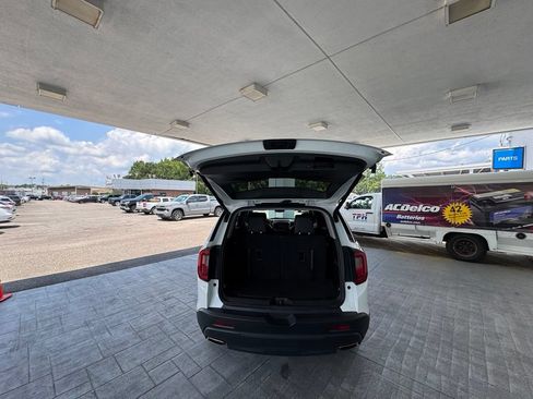 Used 2023 GMC Acadia SLT w/ Elevation Edition FWD image 9