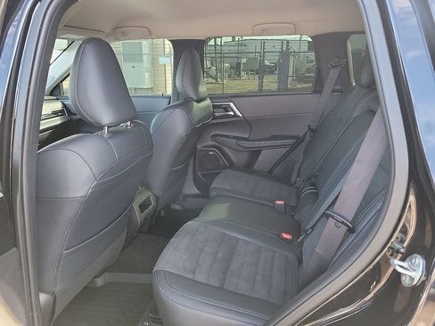 Used 2025 Mitsubishi Outlander SE image 7