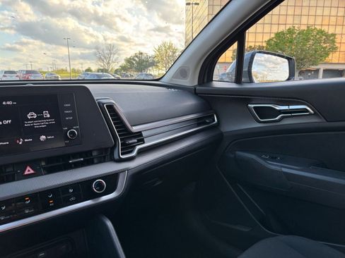 Used 2025 Kia Sportage LX image 33