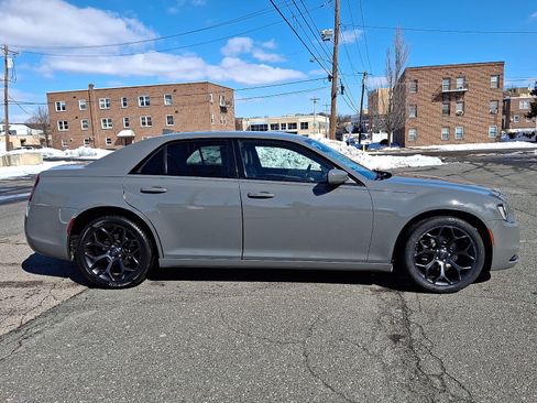 Used 2019 Chrysler 300 S image 6