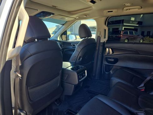 Certified 2025 Kia Carnival SX w/ SX Dark Edition Package image 16