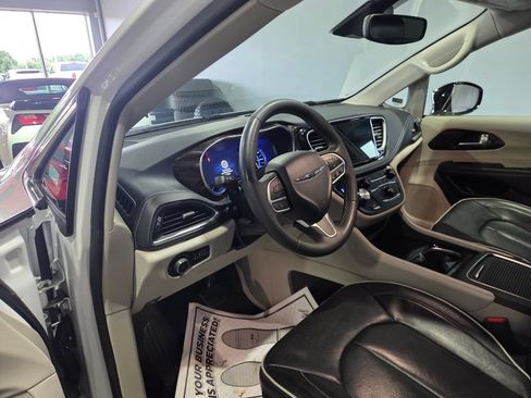 Used 2023 Chrysler Pacifica Limited FWD image 6