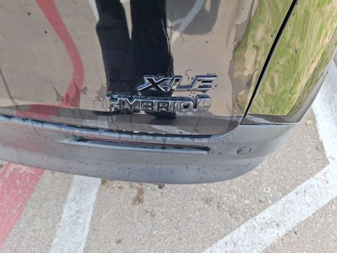 Used 2024 Toyota Sienna XLE Woodland Edition image 12