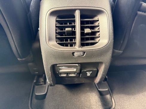 Used 2019 Jeep Cherokee Latitude Plus w/ Comfort/Convenience Group FWD image 39