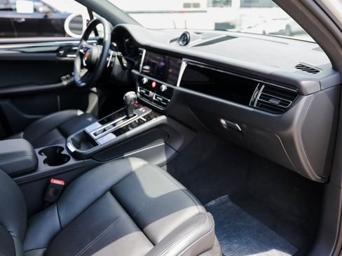 Certified 2025 Porsche Macan image 27