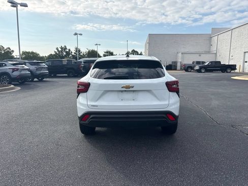 Used 2025 Chevrolet Trax LS FWD image 4