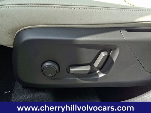 Certified 2025 Volvo XC40 B5 Ultra w/ Protection Package Premier image 14