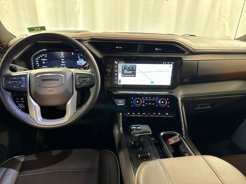 Used 2023 GMC Sierra 1500 Denali w/ Technology Package AWD/4WD image 4