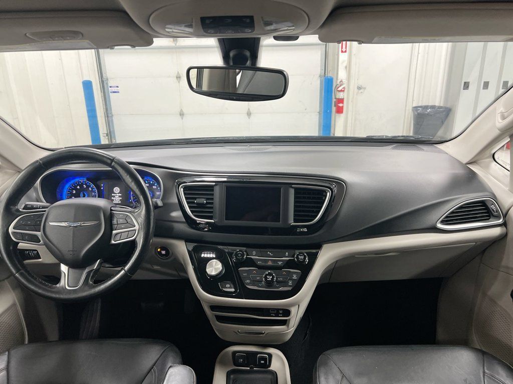 Used 2020 Chrysler Pacifica Touring-L FWD image 10