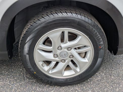 Used 2024 Hyundai Venue SE FWD image 9