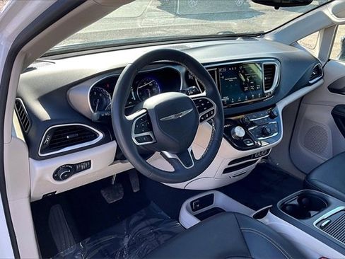 Used 2024 Chrysler Pacifica Touring-L image 13