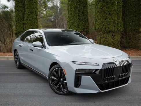 Used 2023 BMW 760i xDrive w/ Executive Package image 17