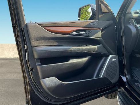 Used 2020 Cadillac Escalade Luxury AWD/4WD image 19