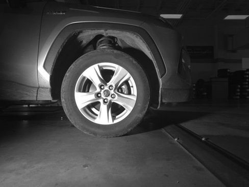 Used 2020 Toyota RAV4 LE AWD/4WD image 3