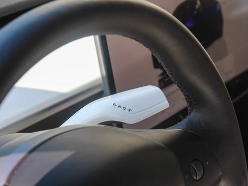 Used 2025 Tesla Model Y Long Range RWD image 18