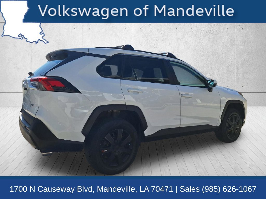 Used 2021 Toyota RAV4 LE FWD image 5