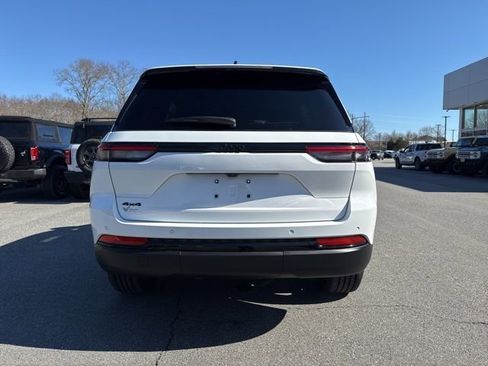 Used 2023 Jeep Grand Cherokee Altitude image 5