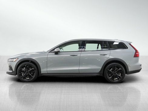 Used 2025 Volvo V60 B5 Cross Country Plus AWD/4WD image 2