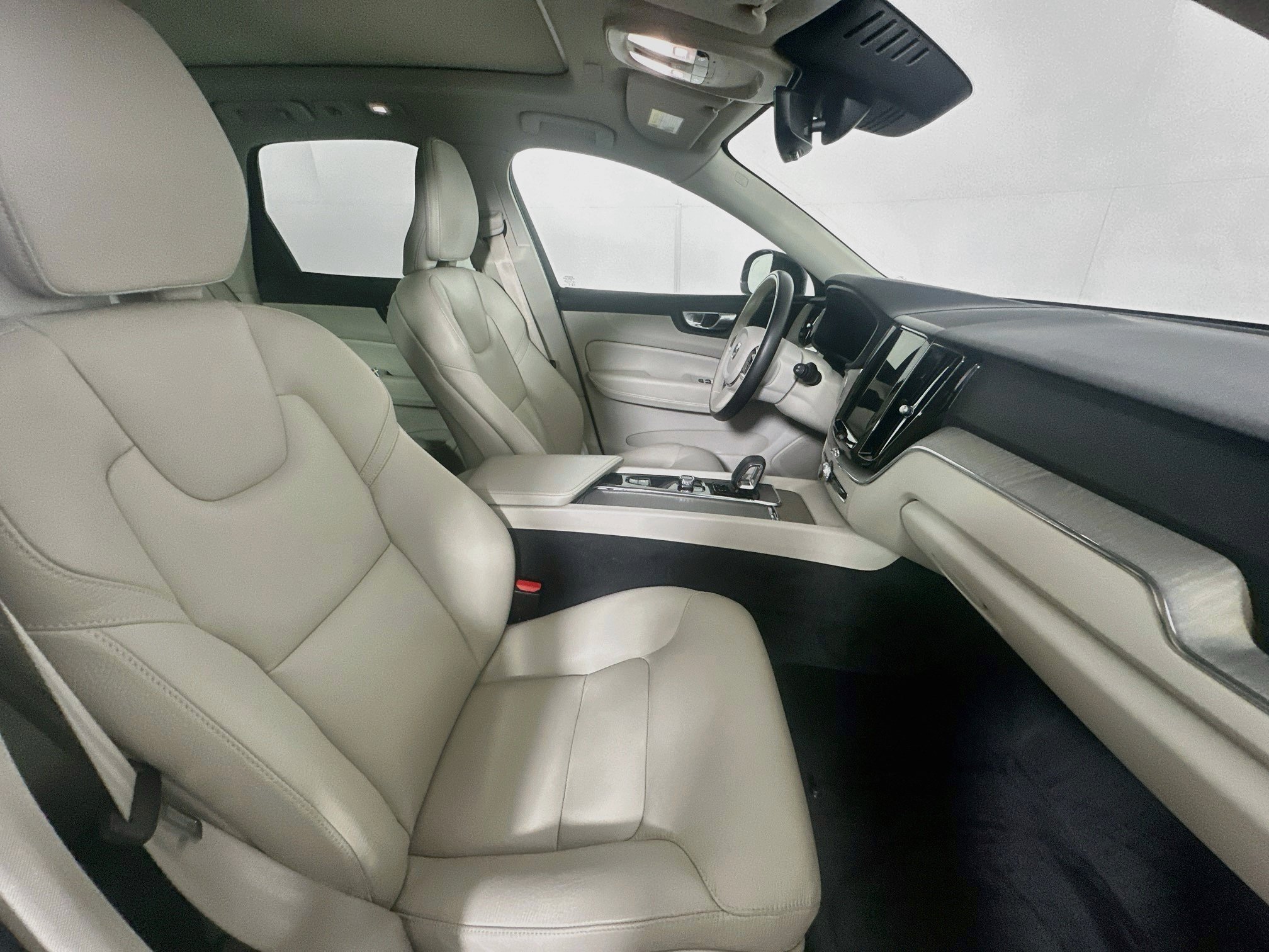 Used 2023 Volvo XC60 B5 Plus AWD/4WD image 31