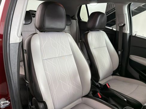 Used 2021 Chevrolet Trax LT FWD image 25