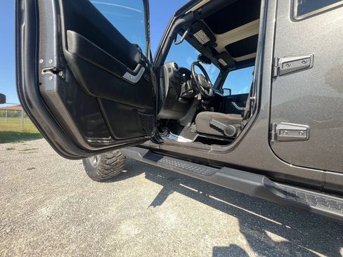 Used 2018 Jeep Wrangler Unlimited Sahara w/ Connectivity Group AWD/4WD image 11