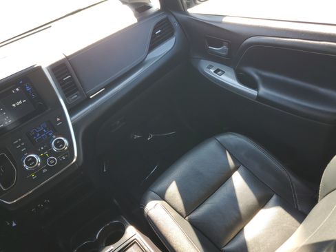 Certified 2016 Toyota Sienna SE FWD image 17