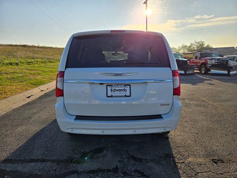 Used 2016 Chrysler Town & Country Limited Platinum image 5