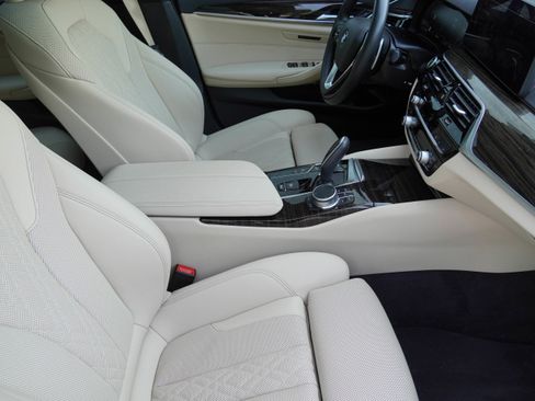 Used 2021 BMW 540i w/ Premium Package image 12