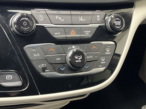 Used 2023 Chrysler Pacifica Touring-L FWD image 21