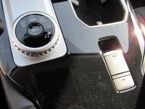 New 2025 Mitsubishi Outlander SE image 21