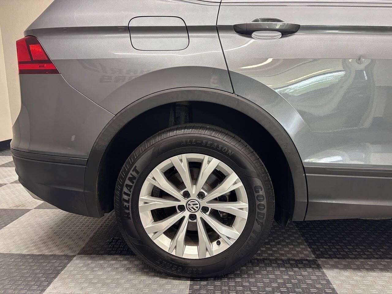Used 2019 Volkswagen Tiguan SE w/ 3rd Row Seat Package AWD/4WD image 7