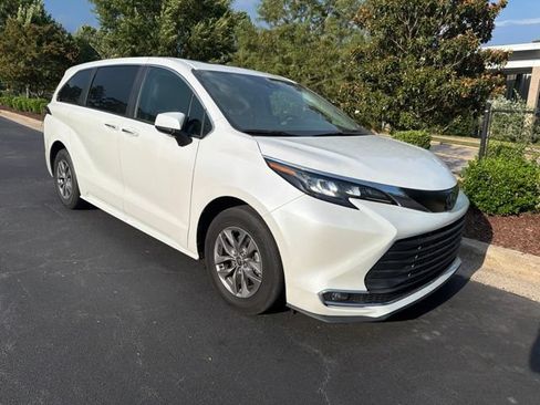 Used 2024 Toyota Sienna XLE FWD image 4