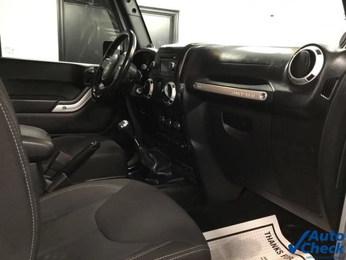 Used 2014 Jeep Wrangler Sahara w/ Dual Top Group AWD/4WD image 33