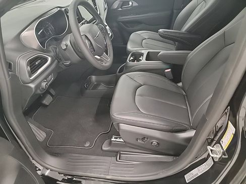 New 2025 Chrysler Pacifica Select image 13