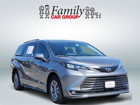 New 2026 Toyota Sienna XLE image 2
