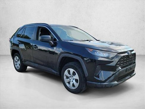 Used 2021 Toyota RAV4 LE FWD image 3