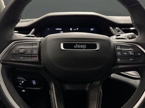 Used 2023 Jeep Grand Cherokee Limited w/ Luxury Tech Group II image 18