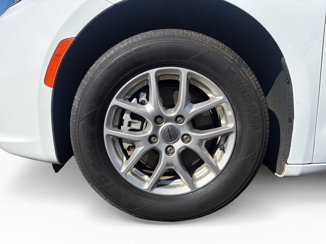 Used 2024 Chrysler Pacifica Touring-L FWD image 9