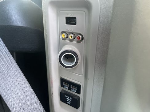 Used 2016 Chrysler Town & Country Touring FWD image 35