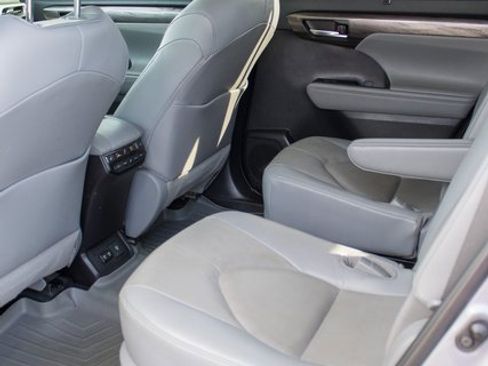 Used 2021 Toyota Highlander Platinum image 12