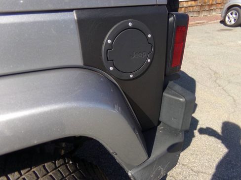 Used 2017 Jeep Wrangler Unlimited Sahara image 11