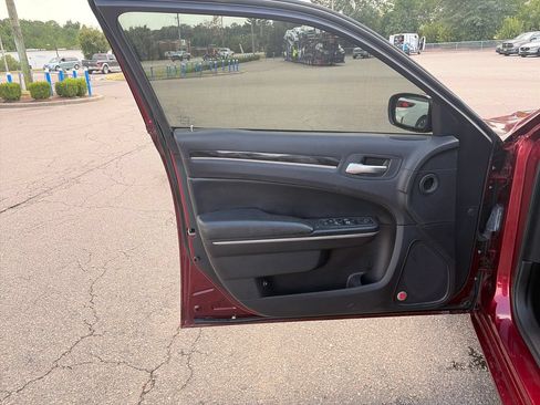 Used 2016 Chrysler 300 Limited RWD image 10