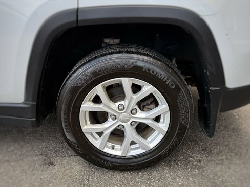 Used 2023 Jeep Grand Cherokee Limited w/ Luxury Tech Group II image 10