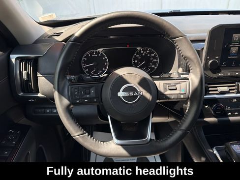 Used 2025 Nissan Pathfinder SL FWD image 17