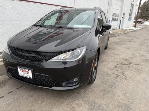 Used 2019 Chrysler Pacifica Touring-L Plus w/ S Appearance Package image 3