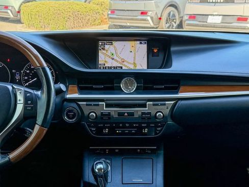 Used 2015 Lexus ES 300h w/ Navigation System Package FWD image 14
